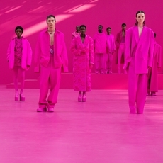 Valentino يروّج لمجموعة Pink PP بطريقة خارجة عن المألوف!