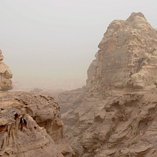 جبل دخان في قطر وجهة لمحبي الإستكشاف