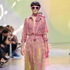 عرض أزياء Givenchy ،Elie Saab وLoewe لصيف 2023