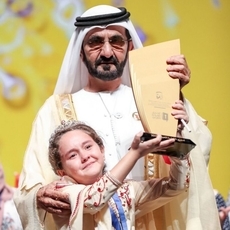 الشيخ محمد بن راشد آل مكتوم يتأثر بقراءة طفلة لقصيدةٍ عن أمّه