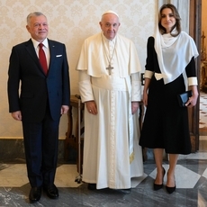 الملكة رانيا بإطلالة راقية ومحتشمة خلال زيارتها قداسة البابا