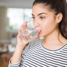 شرب الماء قبل النوم  ما هي فوائده؟