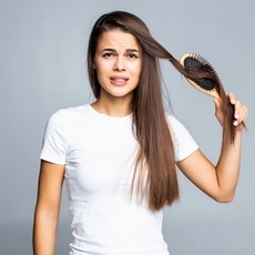 ما هي أسباب تقصف الشعر من الأمام؟