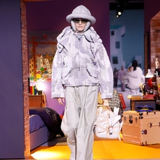 عرض أزياء Louis Vuitton للملابس الرجالية على إيقاع موسيقى شعبية عربية