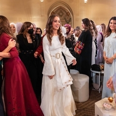 الملكة رانيا تتوج اطلالة الأميرة إيمان بلمسة من زفافها