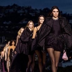 ايقونات الموضة على منصة Versace لخريف وشتاء 2023