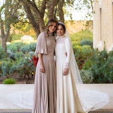 كل التفاصيل حول اطلالة العروس الاميرة إيمان... ورسالة مبكية من الملكة رانيا