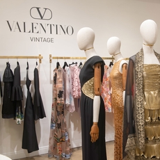 Valentino يعيد إحياء القطع الأيقونية من خلال مبادرة Valentino Vintage