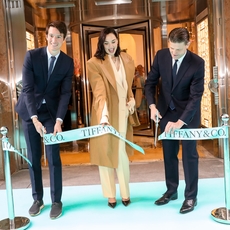 .Tiffany & Co تحتفل بمتجرها الجديد بقطع شريط Tiffany Blue