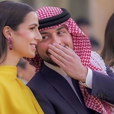 اللباس الرسمي في حفل زفاف الأمير الحسين ورجوة آل سيف