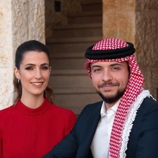 رجوة آل سيف تختار مجوهرات من خزانة الملكة رانيا