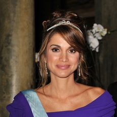 هل سترتدي رجوة آل سيف تاج من مجموعة الملكة رانيا؟