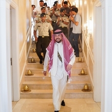 الملك عبدالله الثاني يهدي الامير الحسين السيف الهاشمي