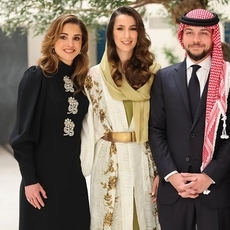 تفاصيل اطلالة الملكة رانيا العبدالله في زفاف الامير الحسين ورجوة آل سيف
