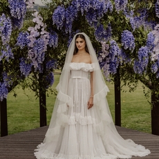 للمرة الاولى ماركة عالمية تصمم فستان زفاف والعروس تايلور هيل