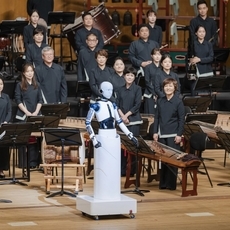 روبوت يقود فرقة موسيقية ضخمة