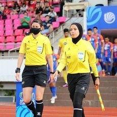 هبة سعدية أول حكمة محجبة في كأس العالم للسيدات