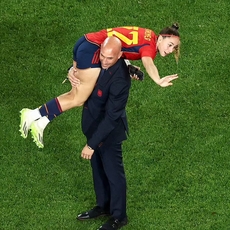 صورة أخرى تثير الجدل بسبب لاعبات منتخب إسبانيا