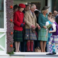 الملك تشارلز يرتدي  التنورة الاسكتلندية فما سرها؟