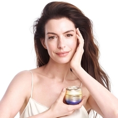 Anne Hathaway سفيرة مجموعة Vital Perfection من Shiseido