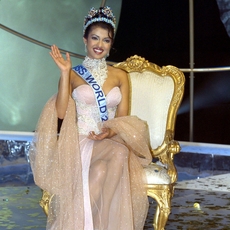 صور من الذاكرة لحظة تتويج اشواريا راي ملكة جمال العالم 1994