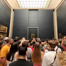 أي متحف تتواجد فيه لوحة الموناليزا؟