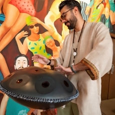 الفنان عمرو عبده  يعزف ألحاناً للسلام
