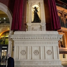 الملك تشارلز يكرم والدته بتمثال برونزي