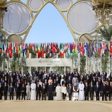 الملك تشاركز يصل للمشاركة في قمة كوب 28 ونشطاء المناخ ينادون بوقف إطلاق النار في غزة