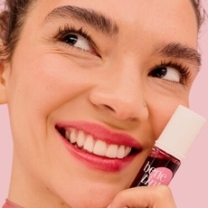 إطلالة الموسم بلون التوت البري مع مجموعة Cranberry Crush من Benefit Cosmetics