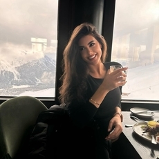 ياسمين صبري بإطلالة باللون الزهري خلال إجازتها في St. Moritz