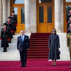 اطلالات متناسقة للملكة رانيا وأميرات القصر في احتفالات اليوبيل الفضي