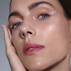 اكتشفي معزز الإشراق السائل من Benefit Cosmetics