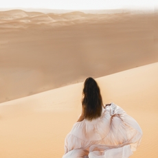 الرقص السعودي النسائي المتمثل في حركة لفح الشعر