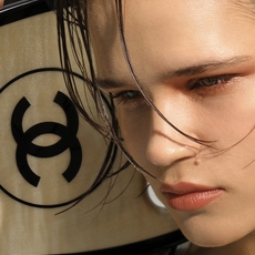 احصلي على توهّج ساحر مع مجموعة Golden Hour ضمن تشكيلة Les Beiges من CHANEL