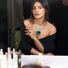 بريانكا شوبرا تتألق بقلادة تاريخية من Bvlgari في حفل Met Gala 2025