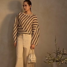 Dior تطلق حقيبة Caro Bucket بتصميم فني أنيق