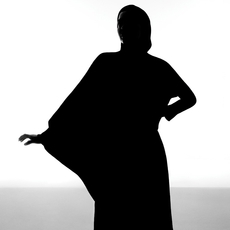 المصمّمة الإماراتية منال الحمادي: تمحورت رحلتي حول تحدّي التوقعات بدون المساومة على الجوهر