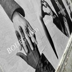 ما قصة إشارات اليد الغامضة من Bottega Veneta؟