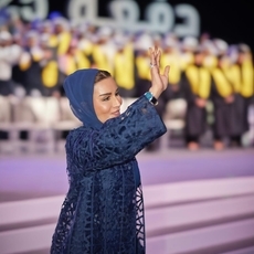 الشيخة موزا بإطلالة كحلية في حفل تخرج مدارس مؤسسة قطر!