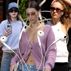 سماعات بسلك؟ ولا AirPods؟ أيّهما يعكس أناقتك فعلاً؟