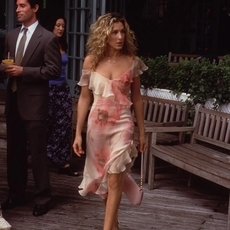 صيف كاري برادشو: هل نعيش موسم الموضة المستوحى من أيقونة "Sex and the City"؟