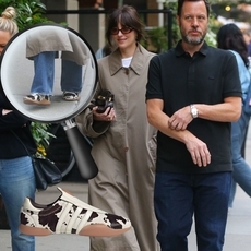 هل تبحثين عن الحذاء المثالي لهذا الصيف؟ Dakota Johnson وجدته أولًا