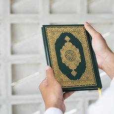ما تفسير حلم حمل المصحف في اليد؟