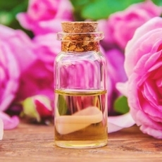 زيت الورد لتفتيح المناطق الحساسة