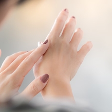 ما سبب تقشر جلد الاصابع؟