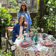 تصميـم مائـدة صيـفي فـي الهـواء الطلق مع Carolina Irving & Daughters