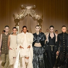 بين رهبة الانتقال وأناقة الوداع: عرض CHANEL Haute Couture Fall/Winter 2025 الأخير قبل عهد Blazy