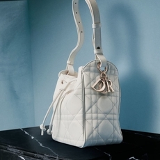 حقيبة D-Motion: أيقونة Dior الجديدة لخريف وشتاء 2025-2026
