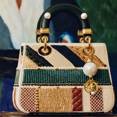 Dior تحتفي بعقد من الإبداع والفن مع Lady Dior رقم 10